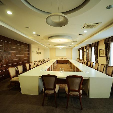 Amazona Hotel Приштина Экстерьер фото