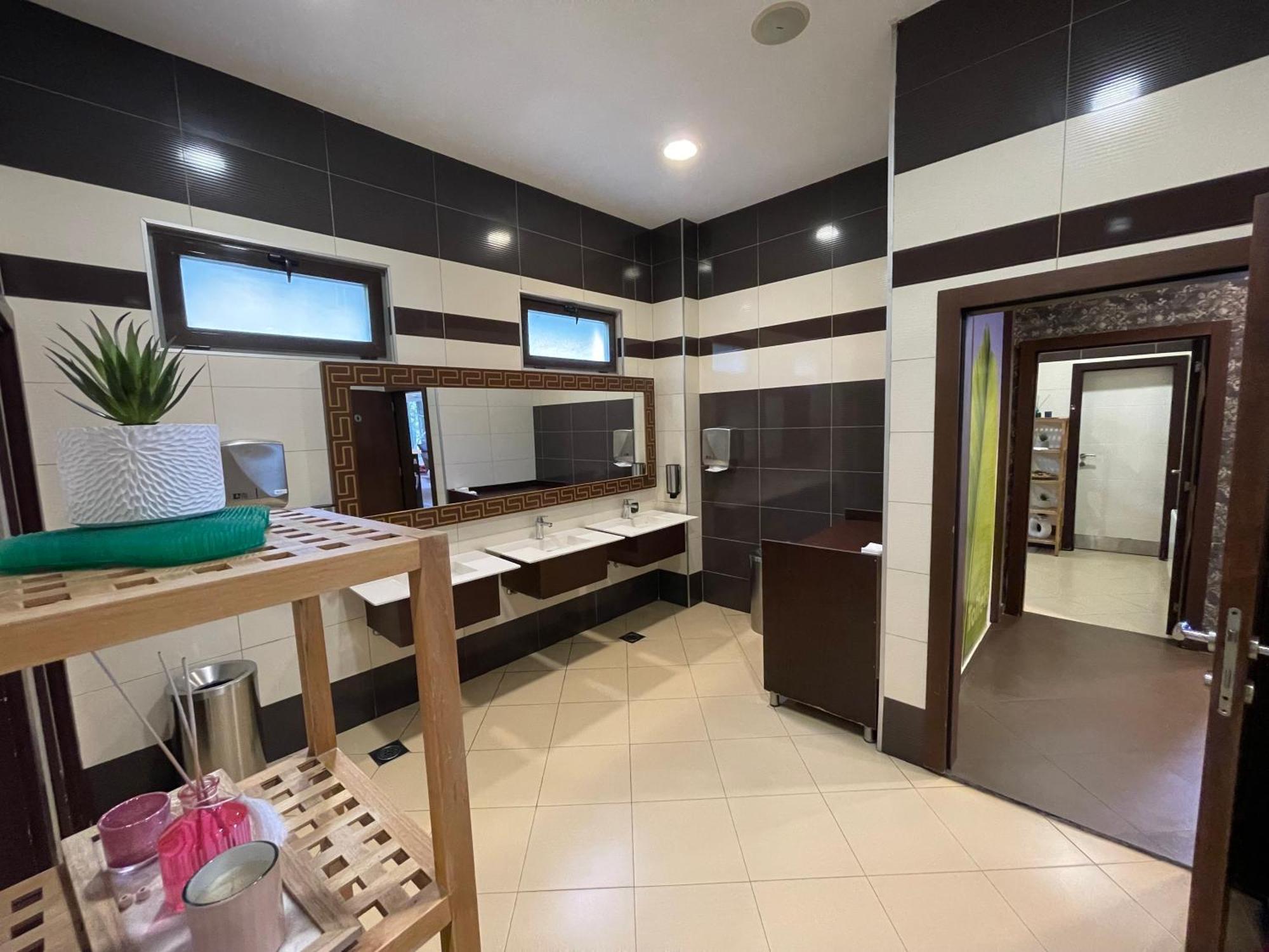 Amazona Hotel Приштина Экстерьер фото