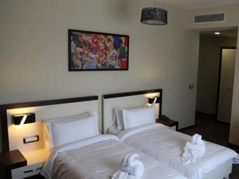 Amazona Hotel Приштина Экстерьер фото