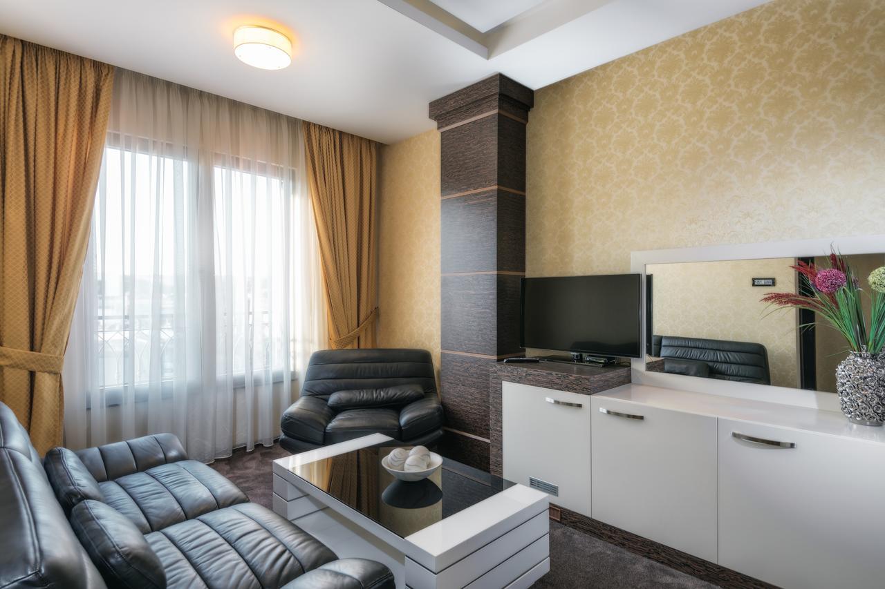 Amazona Hotel Приштина Экстерьер фото