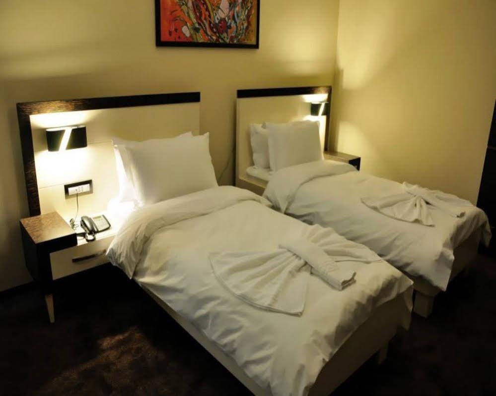 Amazona Hotel Приштина Экстерьер фото